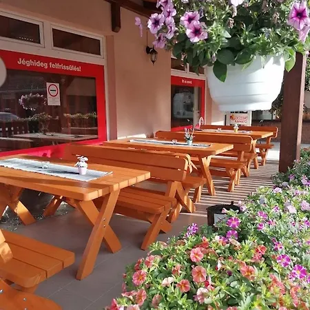 Kettos Csarda Szallashely イン Bocfoelde